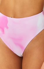 High-cut leg opening and pink tie-dye pattern of the high-waisted bikini bottom
