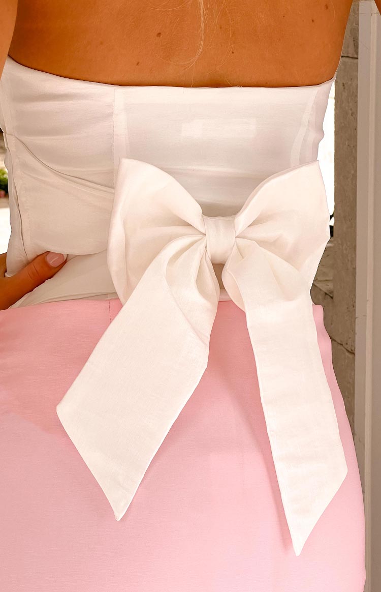 Close-up of the structured white fabric bow tied at the back of the strapless top