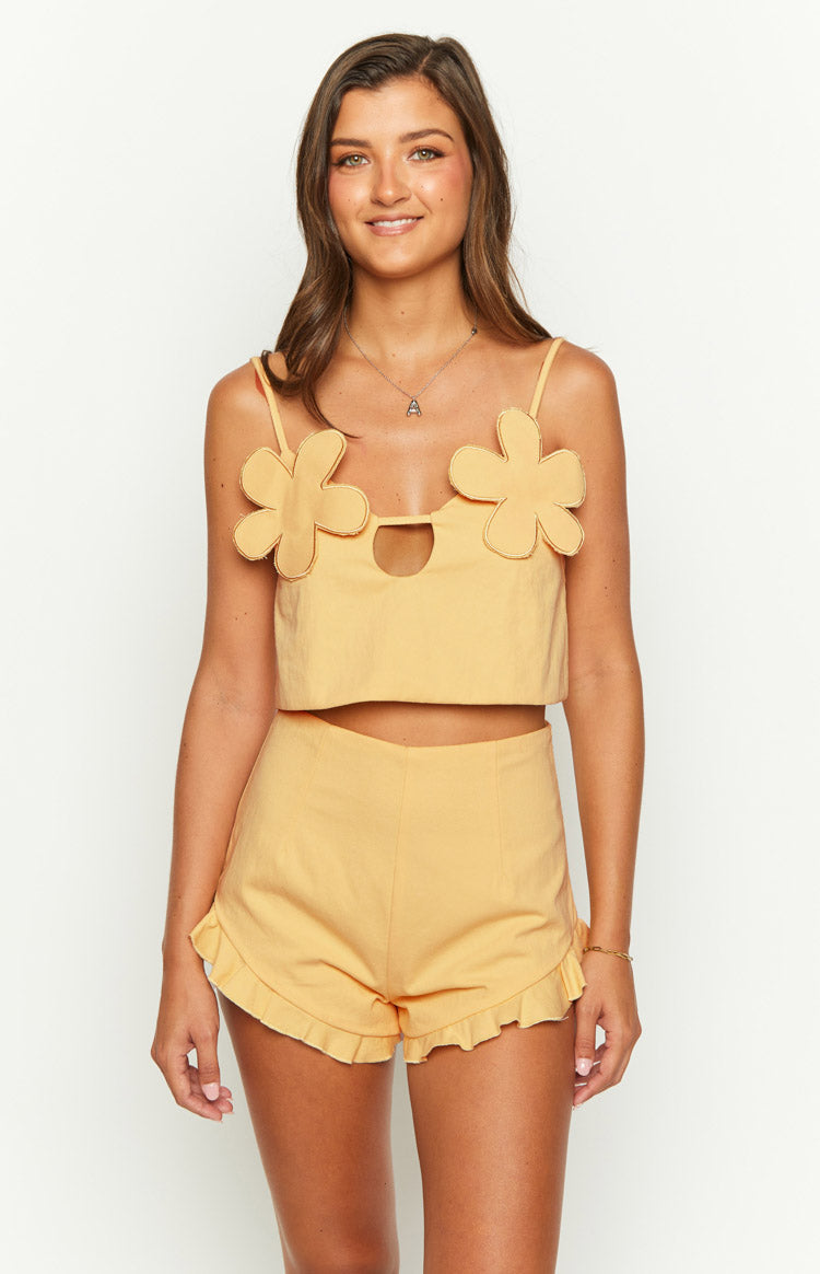 Petal yellow high-waisted shorts with a ruffled hem